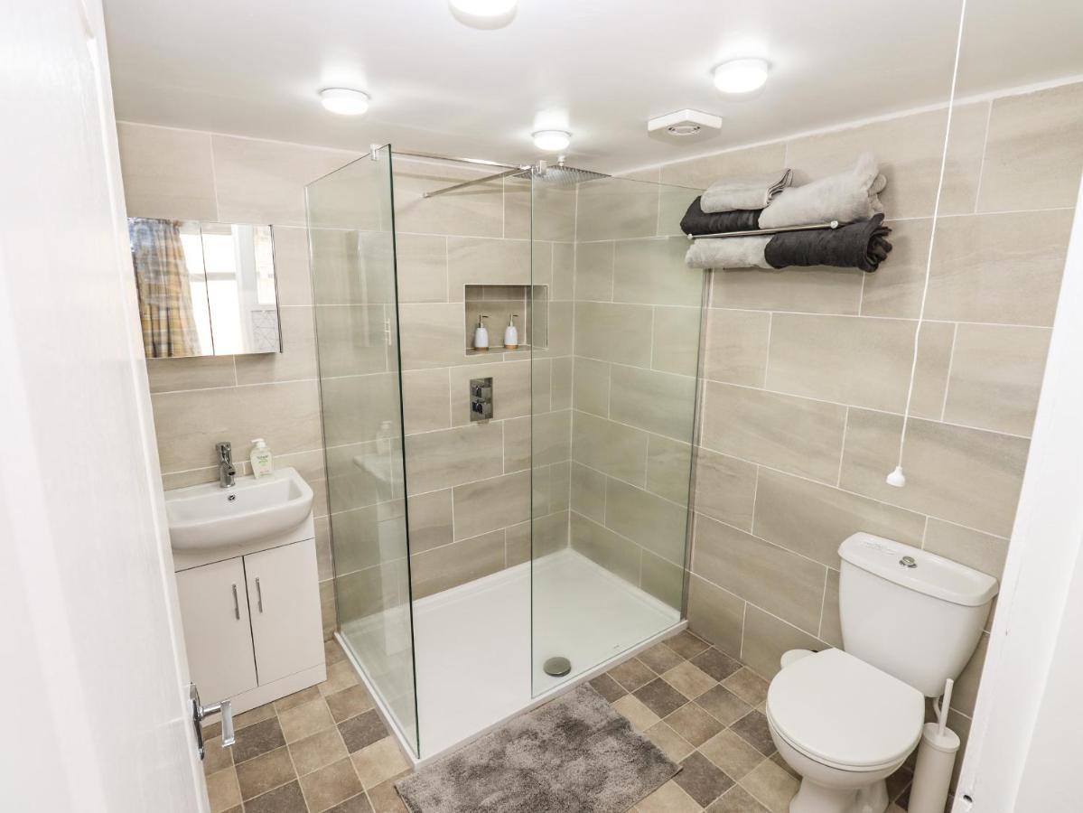 8 Heatons Bridge Road *