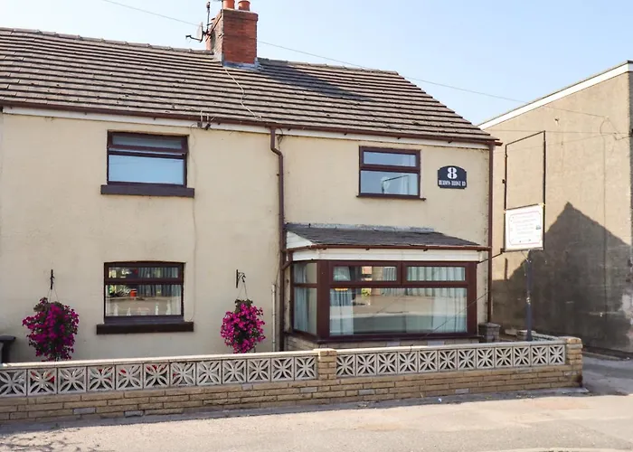 8 Heatons Bridge Road