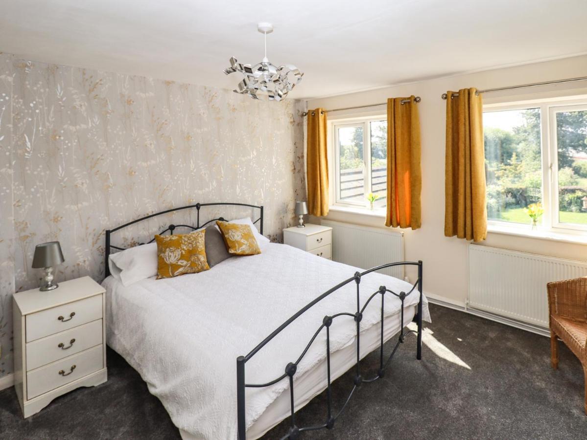 Holiday home 8 Heatons Bridge Road *