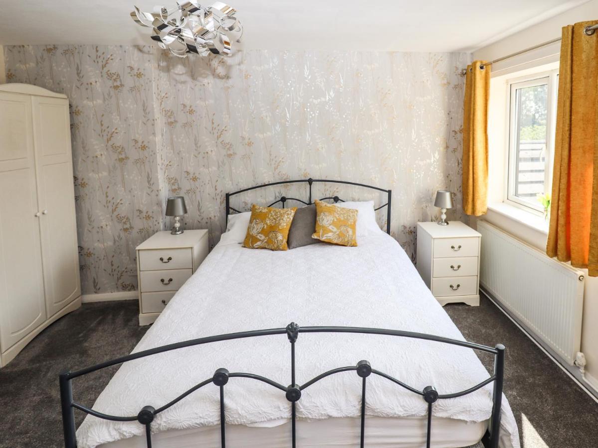 8 Heatons Bridge Road * Ormskirk