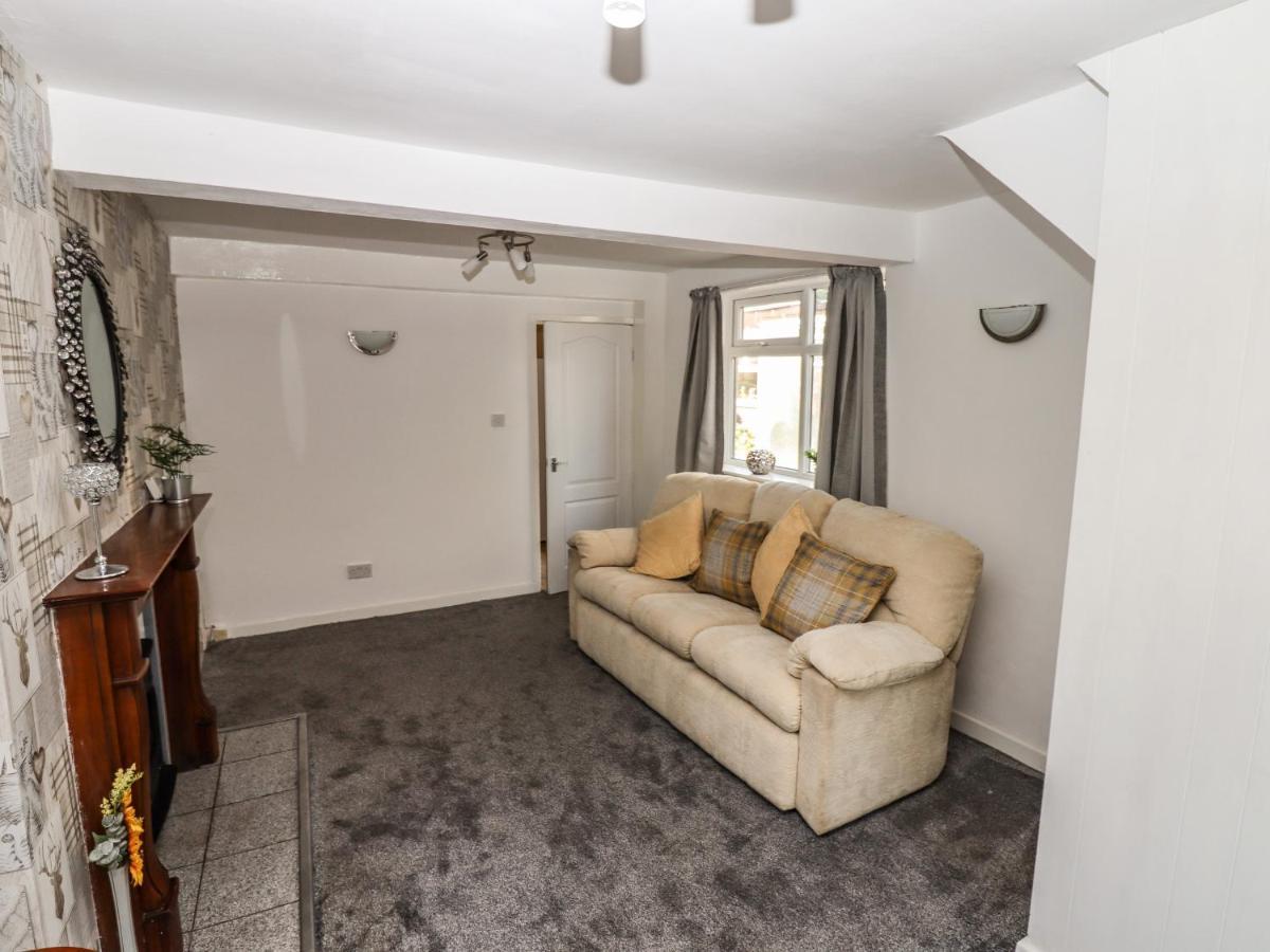 8 Heatons Bridge Road *