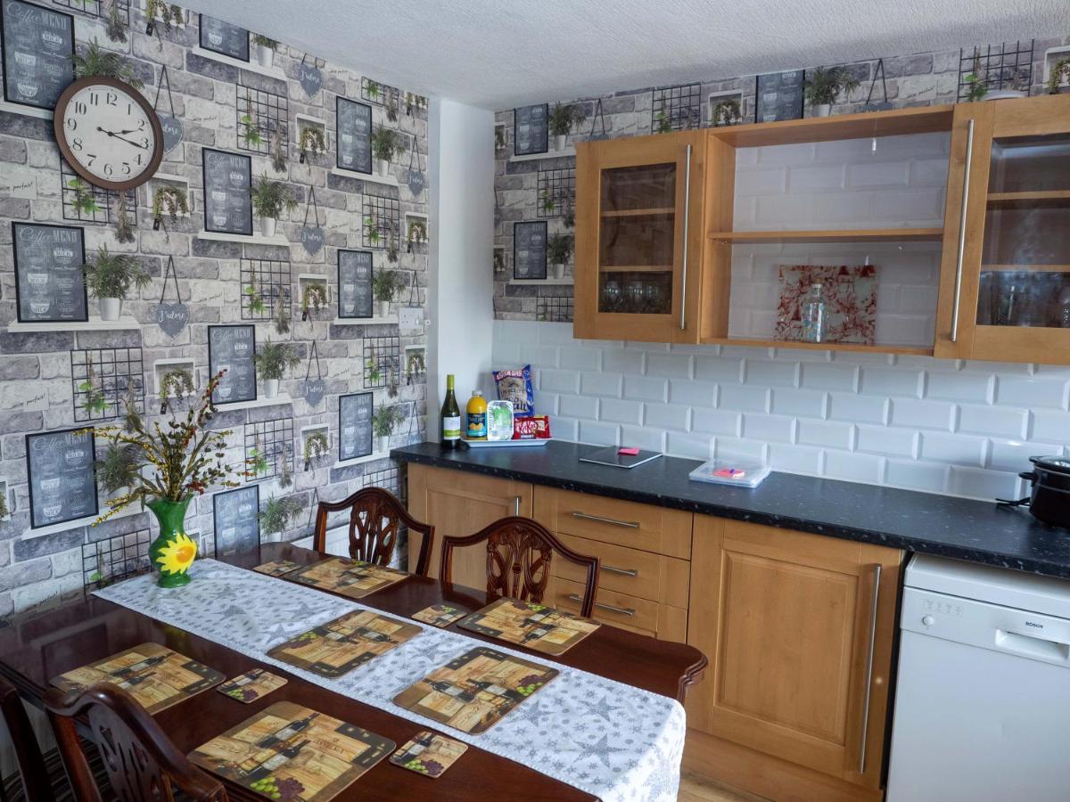 Holiday home 8 Heatons Bridge Road *